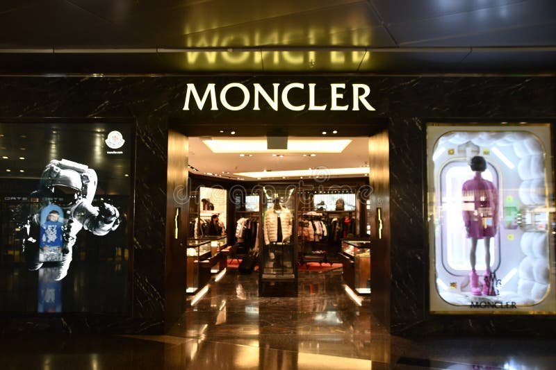 κατάστημα moncler στο διεθνές αεροδρόμιο hamad στο κατάρ της ντόχα στοκ φωτογραφία