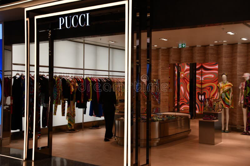 κατάστημα pucci στο διεθνές αεροδρόμιο hamad στο κατάρ της ντόχα στοκ φωτογραφία
