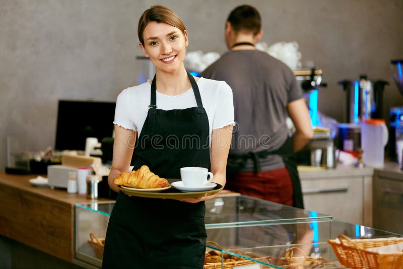 Κατάστημα ζύμης Πορτρέτο της νέας γυναίκας στο κατάστημα αρτοποιείων