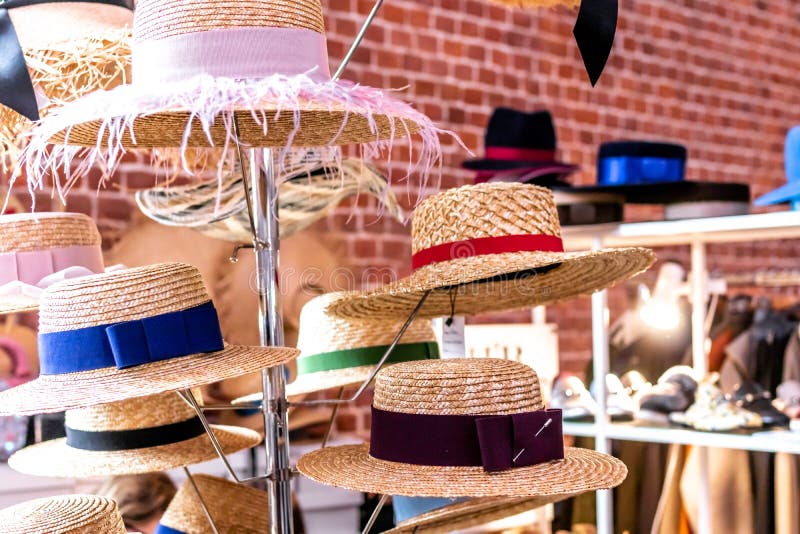 Κατάστημα καπέλων αχύρου Καπέλα αχύρου σε μια αγορά φεστιβάλ άνοιξη