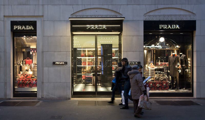 Κατάστημα της Prada στην περιοχή μόδας στοκ φωτογραφίες Κατάστημα της Prada στην περιοχή μόδας στοκ φωτογραφίες