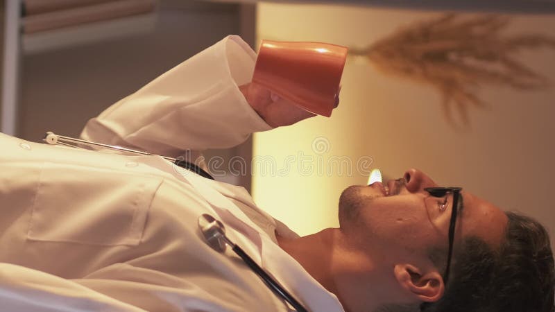κατακόρυφη διακοπή καφέ άνδρας ιατρός απόθεμα βίντεο