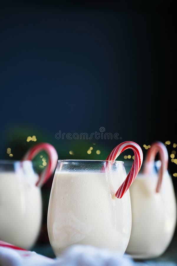 κατακόρυφη φωτογραφία από το κρεμώδες eggnog με καραμέλες στοκ φωτογραφία με δικαίωμα ελεύθερης χρήσης