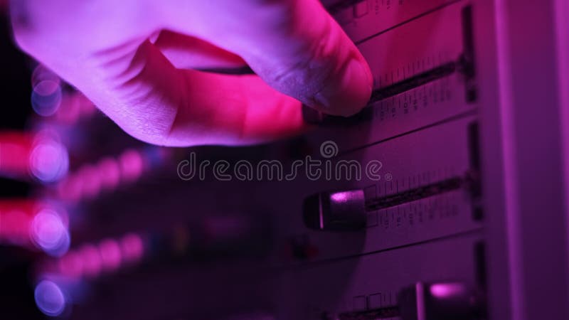 Κατακόρυφος μηχανικός ήχου μετακινεί τους μείκτες προς τα πάνω και προς τα κάτω στο μείκτη ήχου στο Neon Light απόθεμα βίντεο