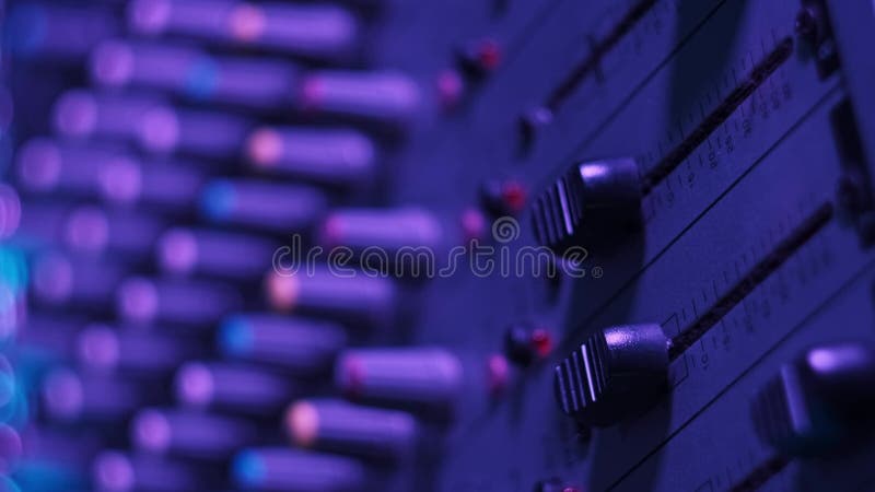 Κατακόρυφος μηχανικός ήχου μετακινεί τους μείκτες προς τα πάνω και προς τα κάτω στο μείκτη ήχου στο Neon Light απόθεμα βίντεο