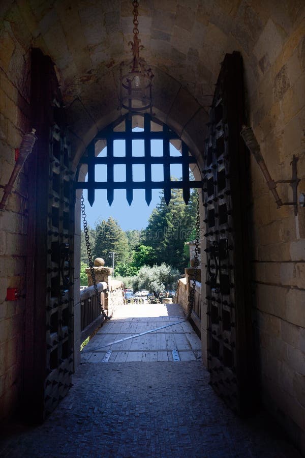 Κατακόρυφος οινοποιιών κοιλάδων Castel Gate Castello Di Amorosa Napa στοκ εικόνες με δικαίωμα ελεύθερης χρήσης Κατακόρυφος οινοποιιών κοιλάδων Castel Gate Castello Di Amorosa Napa στοκ εικόνες με δικαίωμα ελεύθερης χρήσης