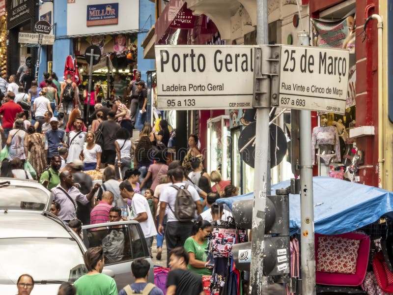 Καταναλωτές στην οδό 25 de Marco Street conner Πόρτο Geral στο Σάο Πάολο στοκ φωτογραφία Καταναλωτές στην οδό 25 de Marco Street conner Πόρτο Geral στο Σάο Πάολο στοκ φωτογραφία