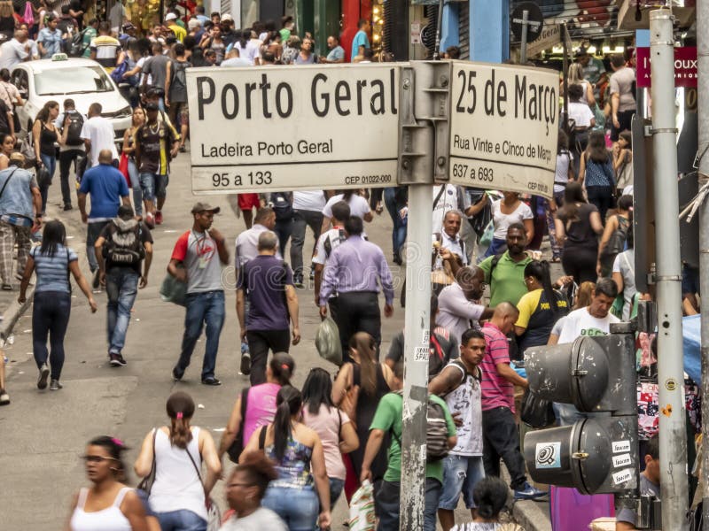 Καταναλωτές στην οδό 25 de Marco Street conner Πόρτο Geral στο Σάο Πάολο στοκ εικόνες Καταναλωτές στην οδό 25 de Marco Street conner Πόρτο Geral στο Σάο Πάολο στοκ εικόνες