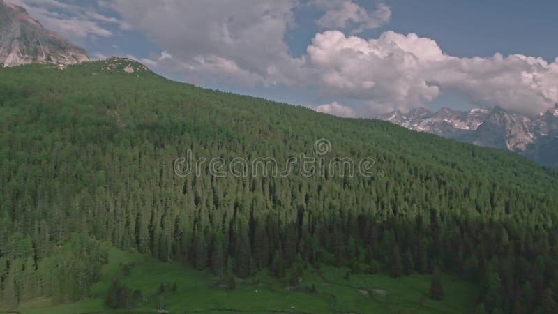 Καταπληκτική άποψη από τον κηφήνα των δασών και των τομέων βουνών στις Άλπεις δολομιτών