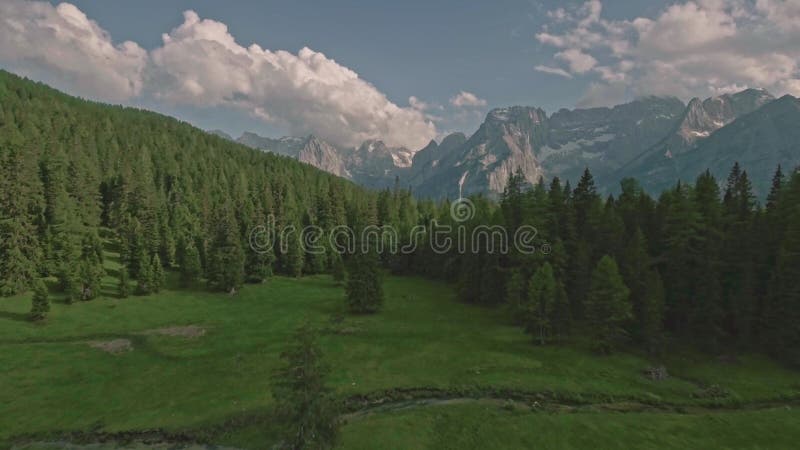 Καταπληκτική άποψη από τον κηφήνα των δασών και των τομέων βουνών στις Άλπεις δολομιτών