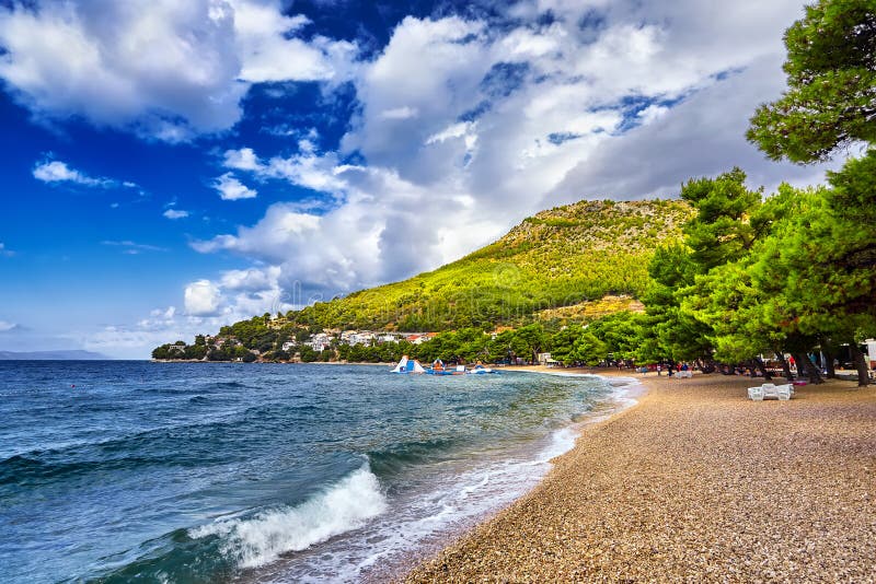 Καταπληκτικό πανόραμα της αδριατικής θάλασσας κάτω από το φως του ήλιου και το μπλε ουρανό στοκ φωτογραφία με δικαίωμα ελεύθερης χρήσης Καταπληκτικό πανόραμα της αδριατικής θάλασσας κάτω από το φως του ήλιου και το μπλε ουρανό στοκ φωτογραφία με δικαίωμα ελεύθερης χρήσης
