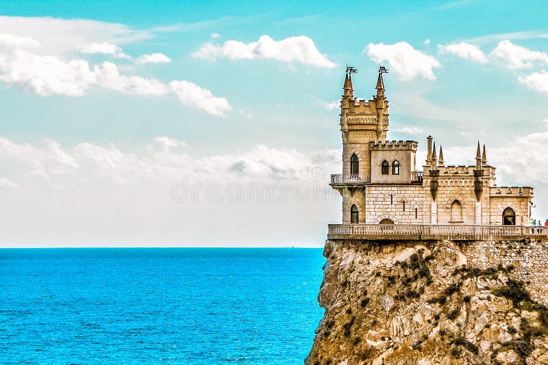 Καταπιείτε τη φωλιά Castle ` s σε έναν βράχο yalta Gaspra Κριμαία στοκ εικόνα Καταπιείτε τη φωλιά Castle ` s σε έναν βράχο yalta Gaspra Κριμαία στοκ εικόνα