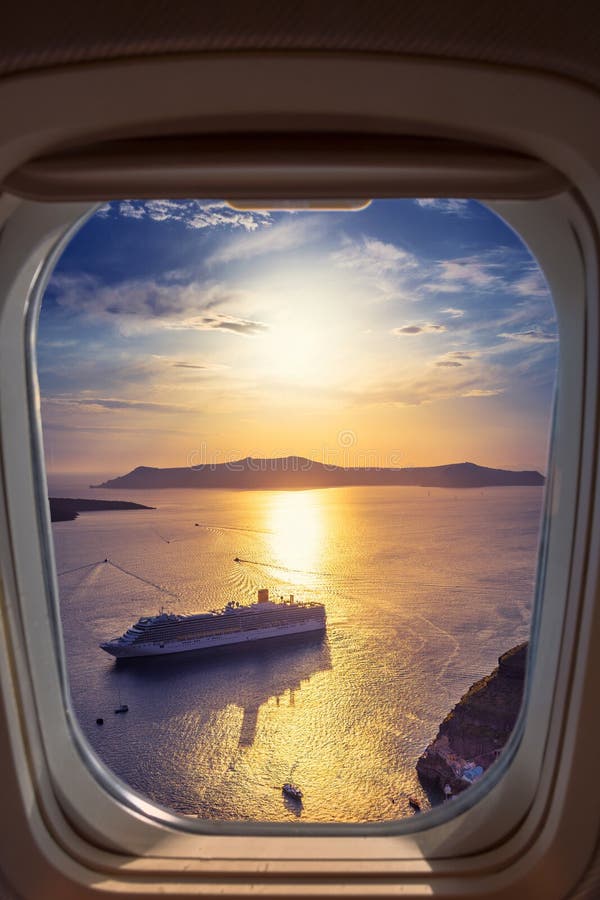 Καταπληκτική άποψη βραδιού Fira, caldera, ηφαίστειο Santorini, Ελλάδα με τα κρουαζιερόπλοια στο ηλιοβασίλεμα στοκ φωτογραφίες Καταπληκτική άποψη βραδιού Fira, caldera, ηφαίστειο Santorini, Ελλάδα με τα κρουαζιερόπλοια στο ηλιοβασίλεμα στοκ φωτογραφίες