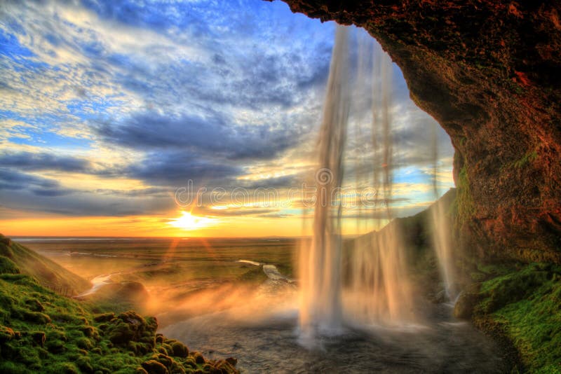 Καταρράκτης Seljalandfoss στο ηλιοβασίλεμα σε HDR, Ισλανδία στοκ εικόνα
