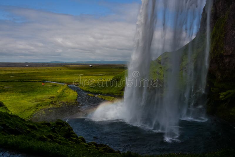 Καταρράκτης Seljalandsfoss, Ισλανδία - άποψη από κάτω από με το ουράνιο τόξο στοκ φωτογραφία Καταρράκτης Seljalandsfoss, Ισλανδία - άποψη από κάτω από με το ουράνιο τόξο στοκ φωτογραφία