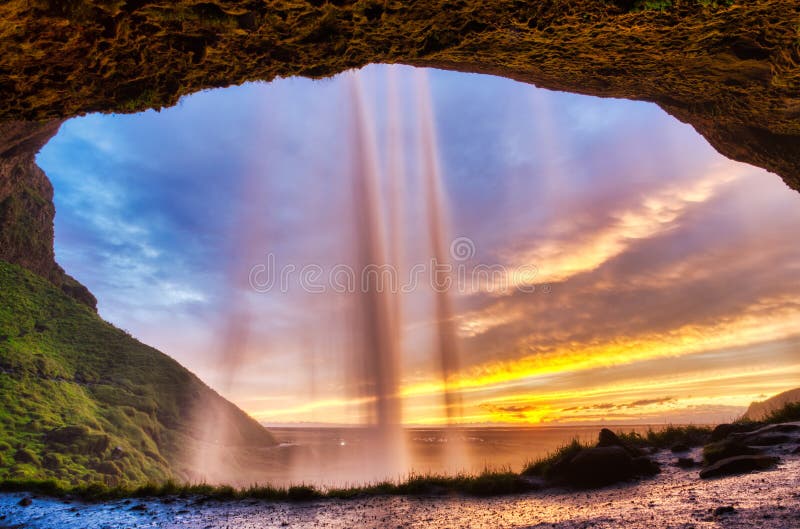 Καταρράκτης Seljalandsfoss στο ηλιοβασίλεμα, Ισλανδία στοκ φωτογραφίες με δικαίωμα ελεύθερης χρήσης Καταρράκτης Seljalandsfoss στο ηλιοβασίλεμα, Ισλανδία στοκ φωτογραφίες με δικαίωμα ελεύθερης χρήσης