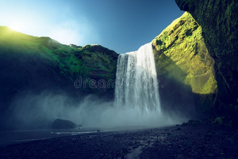 Καταρράκτης Skogarfoss και θερινή ηλιόλουστη ημέρα στοκ φωτογραφίες με δικαίωμα ελεύθερης χρήσης Καταρράκτης Skogarfoss και θερινή ηλιόλουστη ημέρα στοκ φωτογραφίες με δικαίωμα ελεύθερης χρήσης