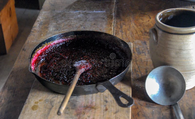Κατασκευή της ζελατίνας σε έναν χυτοσίδηρο Skillet στοκ φωτογραφία Κατασκευή της ζελατίνας σε έναν χυτοσίδηρο Skillet στοκ φωτογραφία