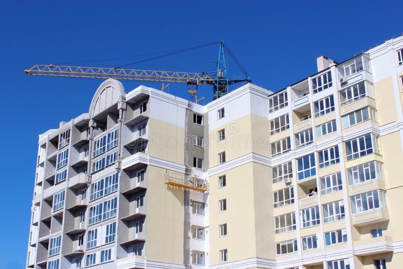 Κατασκευή του multistorey σύγχρονου σπιτιού στοκ εικόνα
