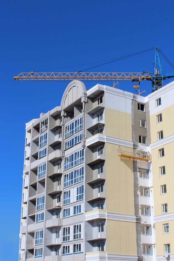Κατασκευή του multistorey σύγχρονου σπιτιού στοκ εικόνες