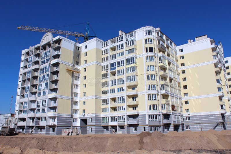 Κατασκευή του multistorey σύγχρονου σπιτιού στοκ εικόνες