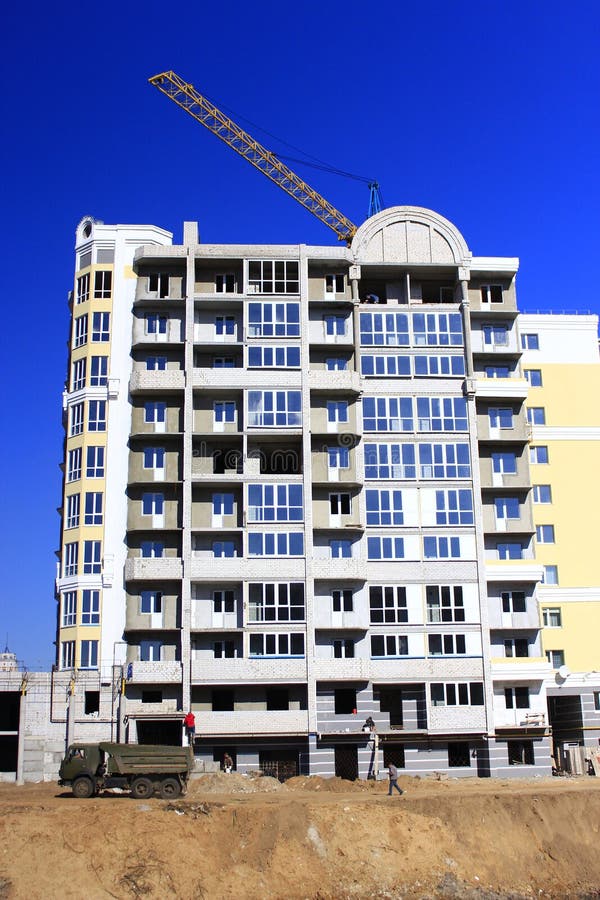 Κατασκευή του multistorey σύγχρονου σπιτιού με την ανύψωση του γερανού στοκ φωτογραφία με δικαίωμα ελεύθερης χρήσης
