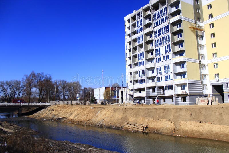 Κατασκευή του multistorey σύγχρονου σπιτιού με την ανύψωση του γερανού στοκ φωτογραφία με δικαίωμα ελεύθερης χρήσης