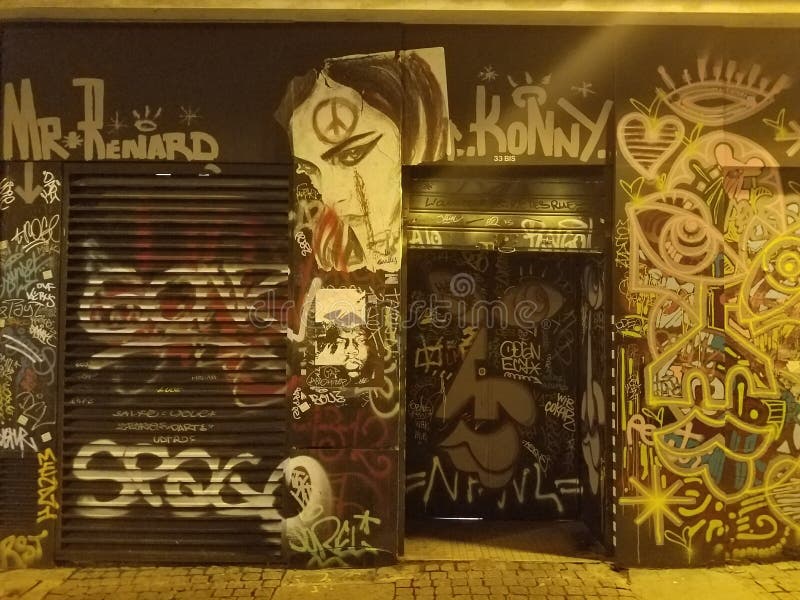 Καταστήματα που καλύπτονται Γαλλία στα γκράφιτι Παρίσι, στοκ εικόνες Καταστήματα που καλύπτονται Γαλλία στα γκράφιτι Παρίσι, στοκ εικόνες
