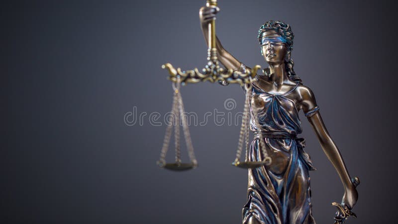 Καταστατικό της δικαιοσύνης Άγαλμα χαλκού κλίμακες γυναικείας Justice εκμετάλλευσης στοκ φωτογραφία με δικαίωμα ελεύθερης χρήσης