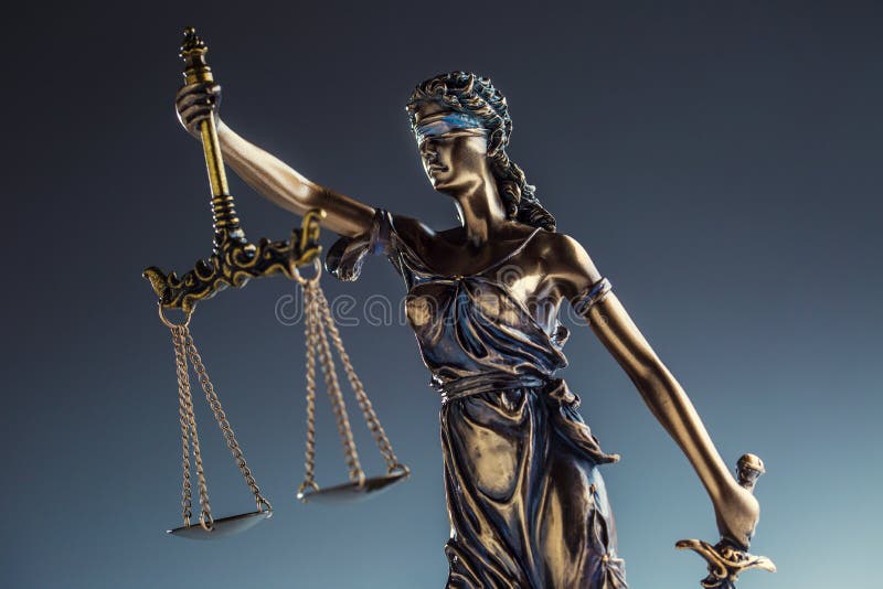 Καταστατικό της δικαιοσύνης Άγαλμα χαλκού κλίμακες γυναικείας Justice εκμετάλλευσης στοκ φωτογραφία με δικαίωμα ελεύθερης χρήσης