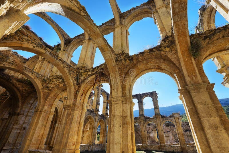 Καταστροφές ενός αρχαίου εγκαταλειμμένου μοναστηριού στη Σάντα Μαρία de rioseco, Ισπανία στοκ φωτογραφία με δικαίωμα ελεύθερης χρήσης Καταστροφές ενός αρχαίου εγκαταλειμμένου μοναστηριού στη Σάντα Μαρία de rioseco, Ισπανία στοκ φωτογραφία με δικαίωμα ελεύθερης χρήσης