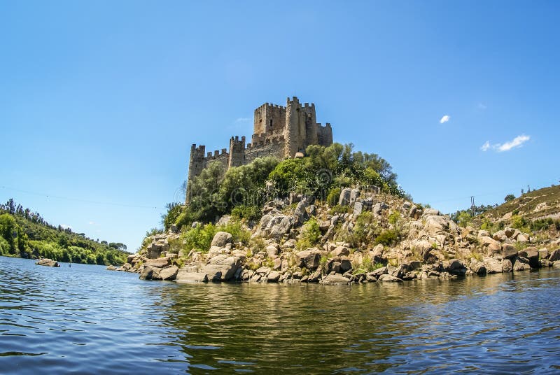 Καταστροφές ενός μεσαιωνικού κάστρου, Almourol, Πορτογαλία στοκ εικόνα Καταστροφές ενός μεσαιωνικού κάστρου, Almourol, Πορτογαλία στοκ εικόνα