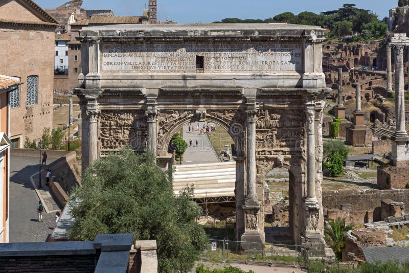 Καταστροφές της αψίδας Septimius Severus και του ρωμαϊκού φόρουμ στην πόλη της Ρώμης, Ιταλία στοκ εικόνες με δικαίωμα ελεύθερης χρήσης Καταστροφές της αψίδας Septimius Severus και του ρωμαϊκού φόρουμ στην πόλη της Ρώμης, Ιταλία στοκ εικόνες με δικαίωμα ελεύθερης χρήσης