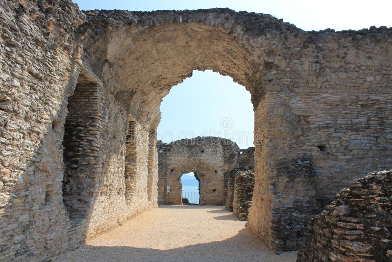 Καταστροφές του Grotto Catullus σε Sirmione στη λίμνη Garda Ιταλία στοκ φωτογραφία με δικαίωμα ελεύθερης χρήσης