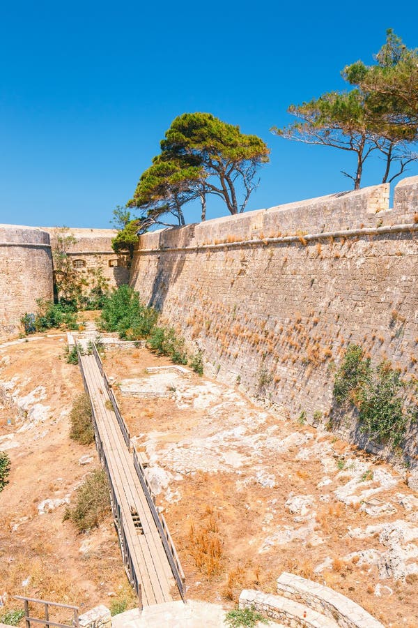Καταστροφές του ενετικού φρουρίου Fortezza σε Rethymno στην Κρήτη, Ελλάδα στοκ εικόνα με δικαίωμα ελεύθερης χρήσης Καταστροφές του ενετικού φρουρίου Fortezza σε Rethymno στην Κρήτη, Ελλάδα στοκ εικόνα με δικαίωμα ελεύθερης χρήσης