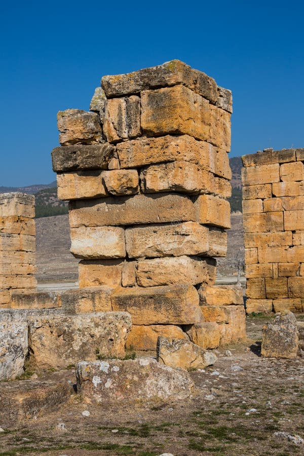 Καταστροφές του ναού Appollo με το φρούριο πίσω σε αρχαίο Corinth, Πελοπόννησος, Ελλάδα στοκ φωτογραφία με δικαίωμα ελεύθερης χρήσης Καταστροφές του ναού Appollo με το φρούριο πίσω σε αρχαίο Corinth, Πελοπόννησος, Ελλάδα στοκ φωτογραφία με δικαίωμα ελεύθερης χρήσης