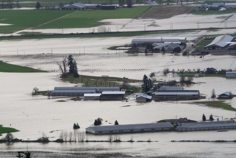 καταστροφικές πλημμύρες φυσική καταστροφή στην πόλη και τα αγροκτήματα μετά την καταιγίδα