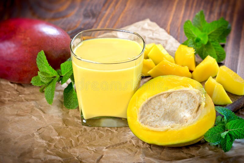 Καταφερτζής & x28 μάγκο μάγκο juice& x29 και φρέσκο μάγκο στον πίνακα στοκ εικόνες Καταφερτζής & x28 μάγκο μάγκο juice& x29 και φρέσκο μάγκο στον πίνακα στοκ εικόνες