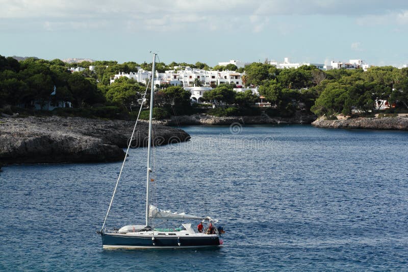 Κατοικία, κρουαζιερόπλοιο από τη ES Forti, Cala d'Or, Cala Gran, Cala Esmeralda, Cala Ferrera, Cala Marcal στο Πόρτο Colom, Majorc στοκ εικόνες Κατοικία, κρουαζιερόπλοιο από τη ES Forti, Cala d'Or, Cala Gran, Cala Esmeralda, Cala Ferrera, Cala Marcal στο Πόρτο Colom, Majorc στοκ εικόνες