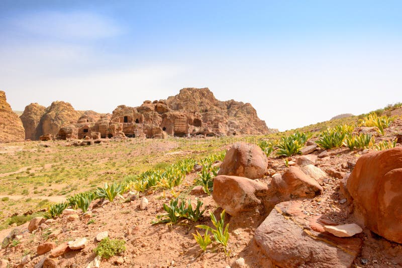 Κατοικίες σπηλιών στη Petra στοκ φωτογραφία με δικαίωμα ελεύθερης χρήσης Κατοικίες σπηλιών στη Petra στοκ φωτογραφία με δικαίωμα ελεύθερης χρήσης
