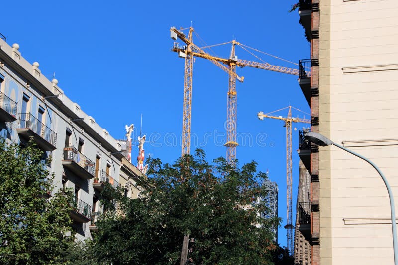 Κατοικημένο τέταρτο στη Βαρκελώνη, Ισπανία, κοντά στον καθεδρικό ναό της ιερής οικογένειας κάτω από την κατασκευή στοκ εικόνα Κατοικημένο τέταρτο στη Βαρκελώνη, Ισπανία, κοντά στον καθεδρικό ναό της ιερής οικογένειας κάτω από την κατασκευή στοκ εικόνα