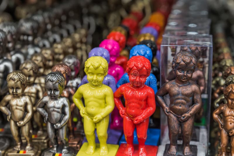 κατουρημένο αγόρι manneken pis παιχνίδια στο σουβενίρ εργαστήρι bruxelles στοκ εικόνες