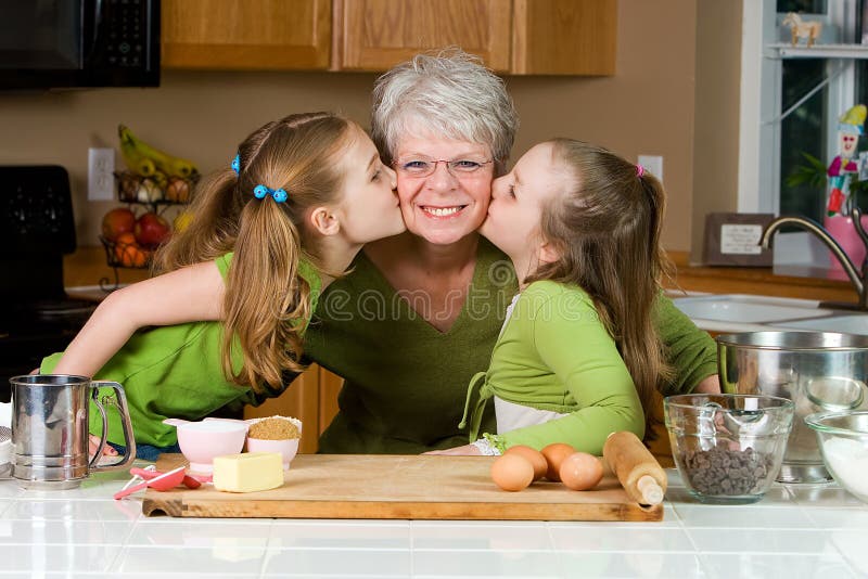 Κατσίκια που αγαπούν το Grandma τους στοκ εικόνα με δικαίωμα ελεύθερης χρήσης Κατσίκια που αγαπούν το Grandma τους στοκ εικόνα με δικαίωμα ελεύθερης χρήσης