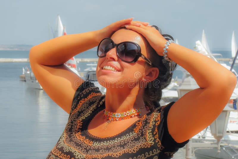 Καυκάσια γυναίκα brunette στη μαρίνα ενάντια στα γιοτ στο λιμένα στοκ εικόνα Καυκάσια γυναίκα brunette στη μαρίνα ενάντια στα γιοτ στο λιμένα στοκ εικόνα