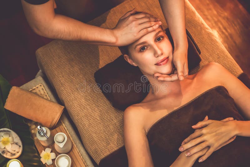 καυκάσια γυναίκα απολαμβάνει χαλαρωτικό μασάζ κεφαλής αντιστρες. κουίζ στοκ φωτογραφίες με δικαίωμα ελεύθερης χρήσης
