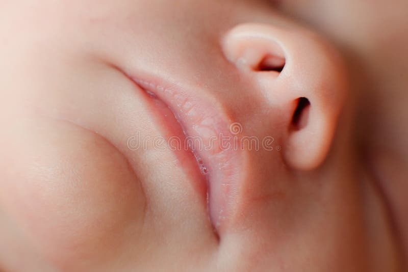 καυκάσιο νεογέννητο μωρό πρόσωπο κοντινό λεπτομέρειες μακροεντολής. παιδική προσωπογραφία αντίληψη τρυφερότητα δέρματος μητρότητα