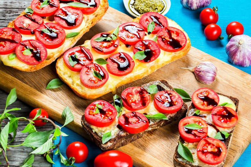 Καυτές φρυγανιές ψωμιού Ciabatta σκόρδου Caprese με το τυρί μοτσαρελών, στοκ φωτογραφίες Καυτές φρυγανιές ψωμιού Ciabatta σκόρδου Caprese με το τυρί μοτσαρελών, στοκ φωτογραφίες