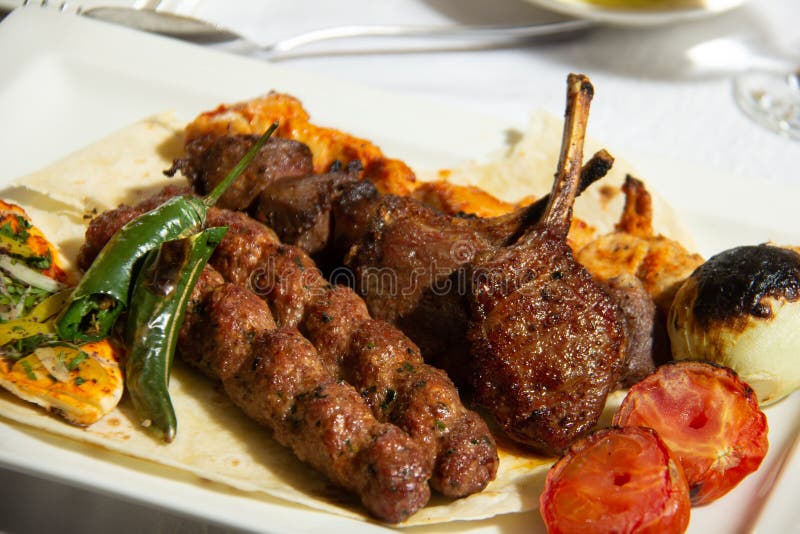 Καυτό Shish Kebab και πλευρά στοκ εικόνα Καυτό Shish Kebab και πλευρά στοκ εικόνα