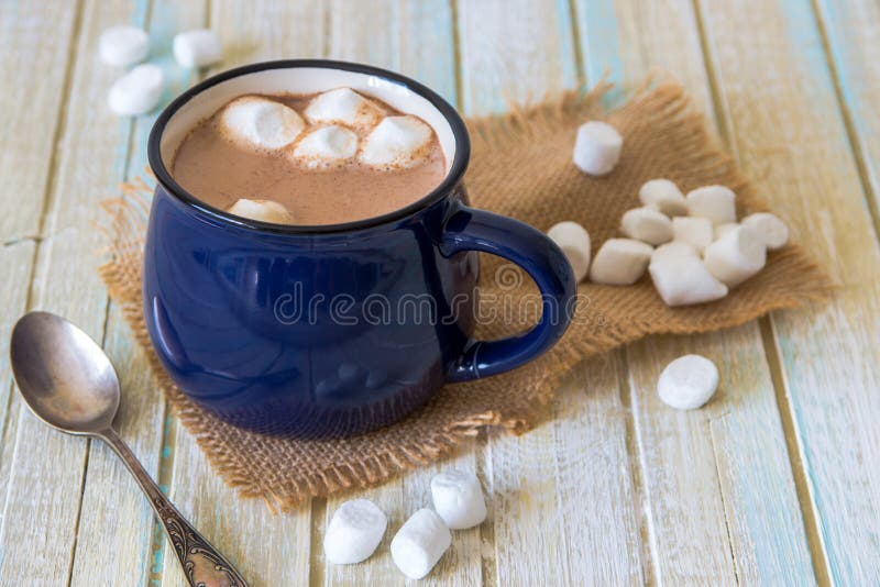 Καυτό σοκολάτα ή κακάο σε μια μπλε κούπα με marshmallows στοκ φωτογραφία με δικαίωμα ελεύθερης χρήσης Καυτό σοκολάτα ή κακάο σε μια μπλε κούπα με marshmallows στοκ φωτογραφία με δικαίωμα ελεύθερης χρήσης