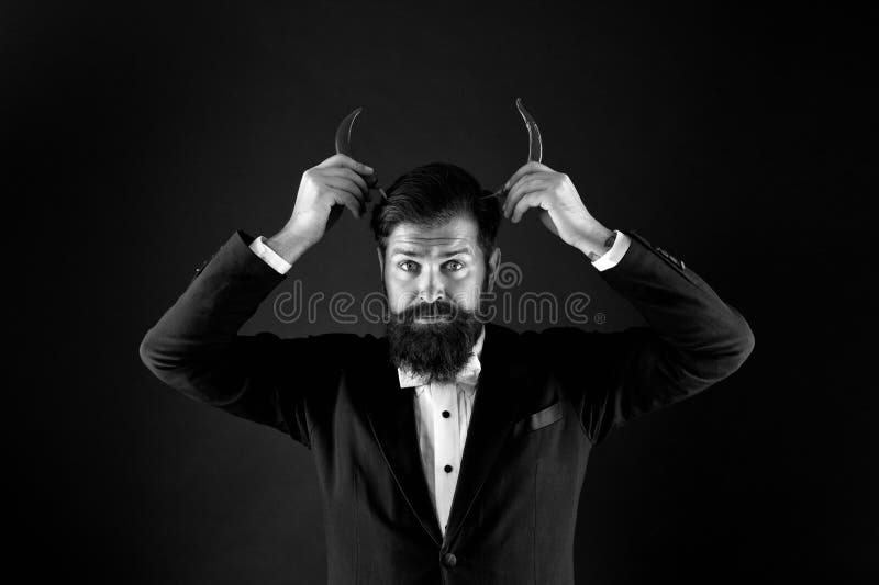 καυτό. όμορφος άντρας αρέσει πικάντικη γεύση. άντρας κρατά συγκομιδή πιπεριού. κόκκινα κέρατα. πεισματάρης επιχειρηματίας στοκ φωτογραφία με δικαίωμα ελεύθερης χρήσης